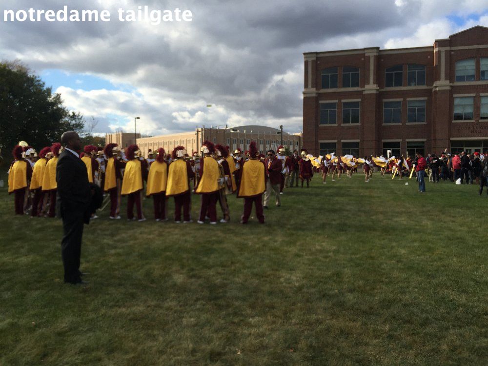 chicagobusrentals-notredame-tailgateimg_2498_22309229436_o 