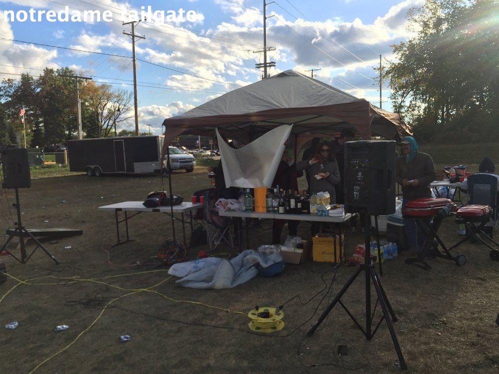 tailgate-set-up-notre-dame5_22335275985_o 