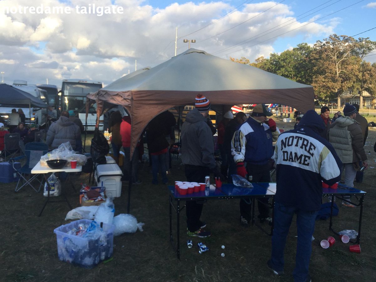 tailgate-set-up-notre-dame7_21714188963_o-3000w 